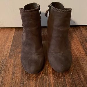 Report Booties! Size 6.5. Super comfortable!